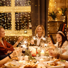 Οικογένεια γύρω από το γιορτινό χριστουγεννιάτικο τραπέζι