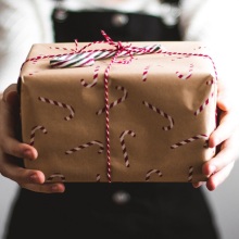 Μια κοπέλα κρατάει ένα δώρο.