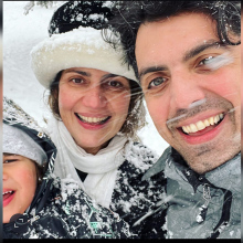 Ο Δημήτρης Παπαδόπουλος με τη σύζυγό του και το παιδί τους στα χιόνια