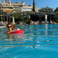 Η σύζυγος και το παιδί του δημοσιογράφου του LOOKmag Δημήτρη Παπαδόπουλου στην πισίνα του Χίλτον Αθηνών