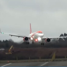 Η κακοκαιρία «Ντάντλεϊ» πήρε και... σήκωσε αεροπλάνο στο Μπέρμιγχαμ