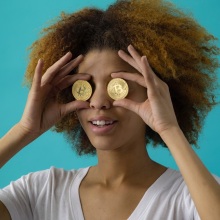 Μια κοπέλα με δυο νομίσματα στα μάτια. 