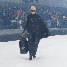 Μοντέλο στην επίδειξη μόδας του οίκου Balenciaga