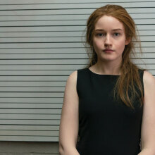 Η Julia Garner ως Anna Delvey στη σειρά Inventing Anna του Netflix