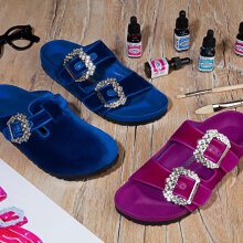 Μπλε και φούξια βελούδινα σανδάλια από τη συλλογή Manolo Blahnik x Birkenstock