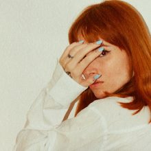 Γυναίκα καλύπτει το πρόσωπό της με το χέρι της