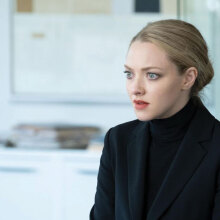 Η ηθοποιός Amanda Seyfried ως Elizabeth Holmes στη σειρά The Dropout
