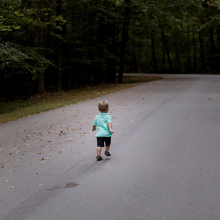 Παιδί που περπατάει προς το δάσος