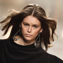 Η Kaia Gerber θα πρωταγωνιστήσει στην queer ταινία Bottoms, με πρωταγωνίστριες δύο λεσβίες μαθήτριες που παλεύουν να σαγηνεύσουν τις μαζορέτες του σχολείου. 