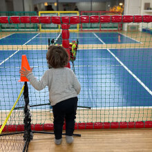 Παιδάκι παίζει σε μίνι γήπεδο