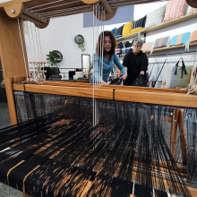 H Έλενα Λαναρά και η Γιώτα Σεριφίου yυφαίνουν στον αργαλειό