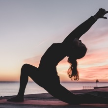 Μια γυναίκα κάνει γιόγκα. 