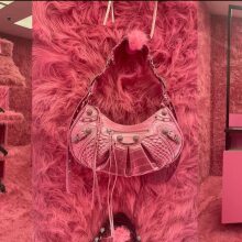 Balenciaga - Le Cagole: για το λανσάρισμα της νέας εμβληματικής τσάντα, η μπουτίκ του οίκου στο Λονδίνο καλύφθηκε εξολοκλήρου με ροζ γούνα. 