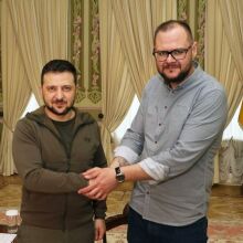 Από την επίσκεψη των Ελλήνων δημοσιογράφων στον πρόεδρο Ζελένσκι. Εδώ με τον Κώστα Ονισένκο.