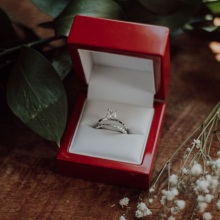 Ένα δαχτυλίδι αρραβώνων. 