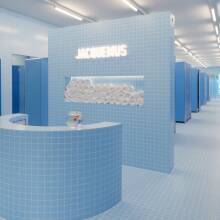 Simon Jacquemus - Le Bleu: Οι pop-up εικαστικές εγκαταστάσεις στο Selfridges του Λονδίνου είναι μια σουρεαλιστική αναπαράσταση του μπάνιου του. 
