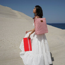 Μοντέλο με τσάντα Artpeckers