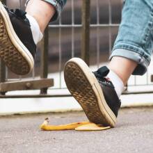 Άντρας που πατάει μπανανόφλουδα και πέφτει