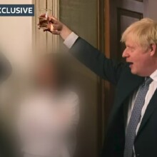 Partygate: Ο Μπόρις Τζόνσον σηκώνει το ποτήρι του και κάνει πρόποση σε ένα από τα πάρτι που έγιναν εν μέσω lockdown στη Ντάουνινγκ Στριτ