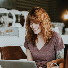 Γυναίκα που δουλεύει από το λάπτοπ της σε καφέ