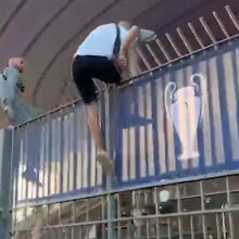 Οπαδοί της Λίβερπουλ πηδούν τα κάγκελα στον τελικό του Champions League 2022