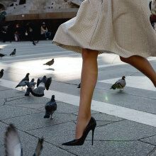 Γυναίκα περπατάει με τακούνια σε πλατεία