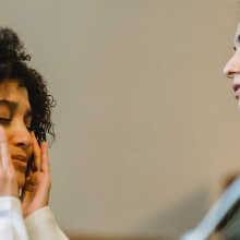 Κοπέλα που παρηγορεί τη φίλη της που κλαίει