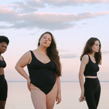 Γυναίκες με μαγιό μπροστά σττη θάλασσα