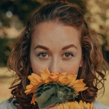 Γυναίκα μυρίζει ηλίανθο