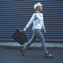 Γυναίκα περπατάει στον δρόμο