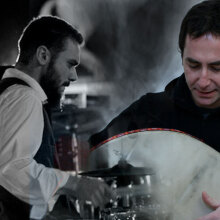 Καρίπης & Κλωνής με τα κρουστά τους και εκλεκτούς καλεσμένους