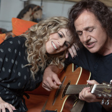 Βασίλης Παπακωνσταντίνου, Βιολέτα Ίκαρη