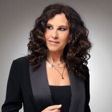 Acoustic: H Ελευθερία Αρβανιτάκη στο Δημοτικό Θέατρο Πειραιά