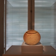 "Brice Marden και ελληνική αρχαιότητα": μαρμάρινη πρωτοκυκλαδική φιάλη με ίχνη ερυθρού χρώματος από τη συλλογή του Μουσείου Κυκλαδικής Τέχνης