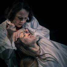 «Με λένε Έμμα» του Ντάνκαν ΜακΜίλαν από την Ομάδα Νάμα, σκην. Ελένης Σκότη @Σύγχρονο Θέατρο