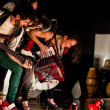 «La μπάντα de la nada» από την ομάδα Κι όμΩς κινείται στο θέατρο Ροές