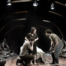 «Στην Εθνική με τα Μεγάλα» του Μιχάλη Βιρβιδάκη, σε σκηνοθεσία του Σταύρου Ράγια, στο θέατρο 104