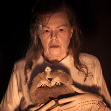 Ρούλα Πατεράκη / «Πόλεμος και Ειρήνη» στο Δημοτικό Θέατρο Πειραιά σε σκηνοθεσία Ιόλης Ανδρεάδη