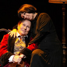 Μαρία Κατσιαδάκη και Λυδία Φωτοπούλου στην παράσταση «Η Γερτρούδη Στάιν και η Συνοδός της» στο Θέατρο ΑΛΜΑ