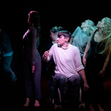 apoihos theatro ison