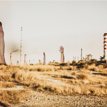 Καθόμαστε Σε Ένα Τραπέζι. Ο Ένας Κοιτάει Τις Γρίλιες. Από Κάπου Ακούγεται Ο Τελευταίος Λύκος