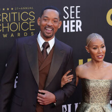 Ο Γουίλ Σμιθ και η σύζυγός του, Jada Pinkett Smith, στο κόκκινο χαλί των Oscars 2022