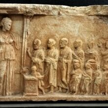 Αττικό μαρμάρινο αναθηματικό ανάγλυφο του β μισού 4ου αι π. Χ. 