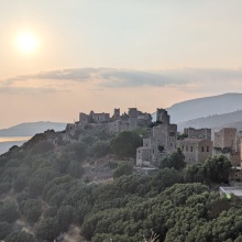 Το τοπίο της Μέσα Μάνης είναι διάσπαρτο με πολεμόπυργους, όπως αυτοί στο εικονιζόμενο χωριό της Βάθειας. Τα πυργόσπιτα λειτουργούσαν τόσο ως οχυρωματικές κατασκευές όσο και ως κατοικίες, με το κάθε πυργόσπιτο να ανήκει σε συγκεκριμένη διευρυμένη οικογένεια (πατριά).