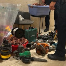Αντικείμενα που κατάσχεσαν οι αρχές μετά τη σύλληψη των τριών για τους εμπρησμούς στη Μεσσηνία
