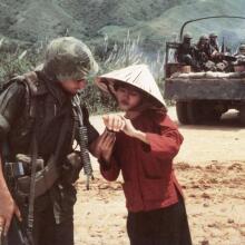 Στρατιώτης που συζητά με γυναίκα - Σκηνή από την ταινία Hamburger Hill