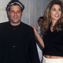 Ο σχεδιαστής μόδας Isaac Mizrahi και το μοντέλο Cindy Crawford στο Mann Festival Theatre στο Westwood, Καλιφόρνια, 1995 © Getty Images/ Ron Galella, Ltd./Ron Galella Collection