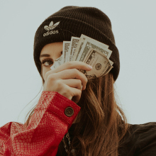 Κοπέλα με χρήματα στα χέρια