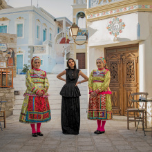 Έμπνευση από τα νησιά: Η Ελένη Κουμπή σχεδιάζει ενδύματα και μεταξωτά μαντίλια με οδηγό την παράδοση