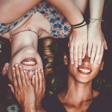 Δυο κορίτσια. 